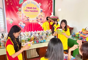 Sinh viên Đại Việt Cần Thơ tất bật chuẩn bị Đêm hội Trăng rằm 2025!