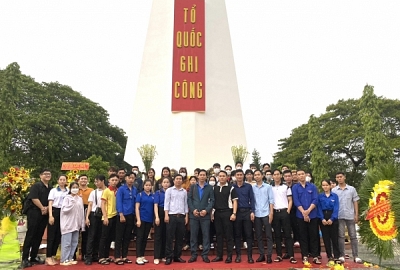 TRƯỜNG ĐẠI VIỆT CẦN THƠ CÙNG CÁC BẠN SINH VIÊN DÂNG HOA, DÂNG HƯƠNG TƯỞNG NIỆM CÁC ANH HÙNG LIỆT SĨ NGÀY 27/7