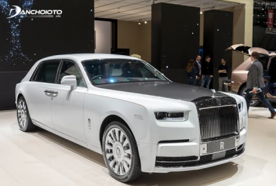 Rolls-Royce Phantom là một trong các mẫu sedan siêu sang cỡ lớn được ưa chuộng và nổi tiếng nhất trên thế giới. Xe được nhập khẩu chính hãng về Việt Nam.