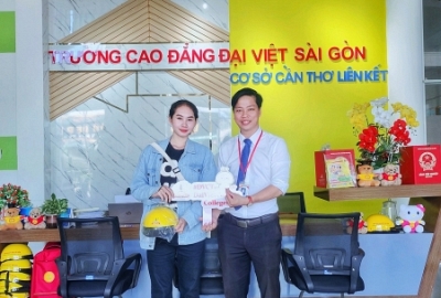Sáng thứ 2 Đại Việt Cần Thơ đón những bông hoa xinh đẹp đến từ Vĩnh Long, Sóc Trăng, Cần Thơ.... hoan nghênh các cô gái đến với Đại gia đình Đại Việt và đã nhận học bổng giảm học phí cho tân sinh viên nhập học sớm nhất