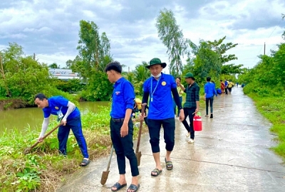 Sáng nay xã Đoàn Minh Thuận tiếp tục phối hợp cùng tình nguyện viên Trường cao đẳng Đại Việt Sài Gòn thực hiện phần việc trồng 2000 cây xanh