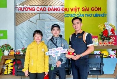 TÂN SINH VIÊN ĐẾN THÌ ĐẠI VIỆT CẦN THƠ ĐÓN