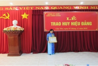 Lễ trao Huy hiệu 30 năm tuổi Đảng cho đ/c Trần Thị Tư