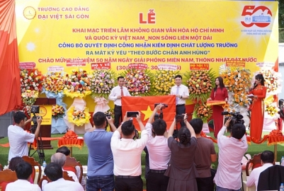 Quốc kỳ Việt Nam - Non sông liền một dải” tại Trường CĐ Đại Việt Sài Gòn nhân dịp 50 năm Ngày thống nhất Đất Nước.