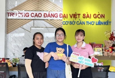 HÀNG TRĂM SINH VIÊN PHẤN KHỞI ĐẾN ĐẠI VIỆT CẦN THƠ XÉT HỌC BẠ VÀ LÀM THỦ TỤC NHẬP HỌC