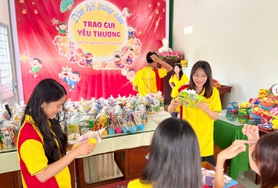 Sinh viên Đại Việt Cần Thơ tất bật chuẩn bị Đêm hội Trăng rằm 2025!