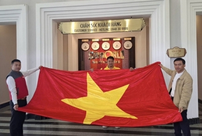 HỆ THỐNG GIÁO DỤC ĐẠI VIỆT TIẾP NHẬN LÁ CỜ TỔ QUỐC TỪ ĐỈNH FANSIPAN – NƠI CAO NHẤT ĐÔNG DƯƠNG