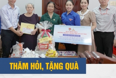 TẶNG QUÀ CHO MẸ VIỆT NAM ANH HÙNG, CỰU THANH NIÊN XUNG PHONG NHÂN NGÀY 27/07