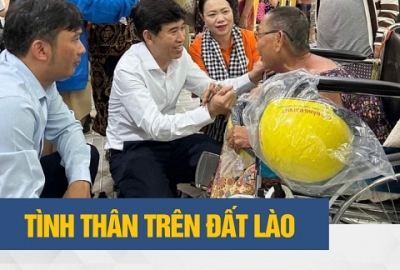 CHIA SỚT KHÓ KHĂN, ẤM MÃI TÌNH THÂN TRÊN ĐẤT LÀO