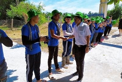 Ban giám hiệu Hệ thống giáo dục Đại Việt đến thăm và tặng quà các chiến sĩ tình nguyện mặt trận Phú Yên năm 2019