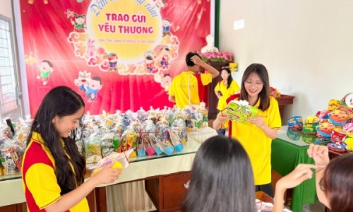 Sinh viên Đại Việt Cần Thơ tất bật chuẩn bị Đêm hội Trăng rằm 2025!