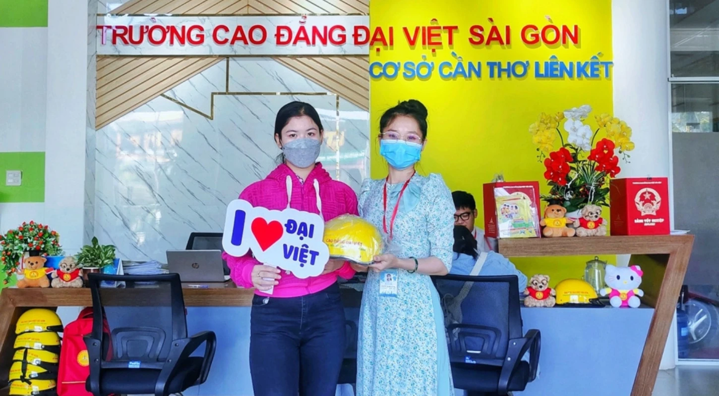 Đại Việt Tp Cần Thơ Trao Học Bổng Cho Tân Sinh Viên Từ Vĩnh Long, Sóc Trăng
