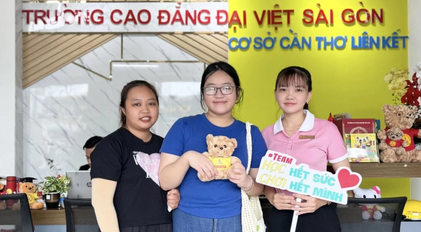 Hàng Trăm Sinh Viên Phấn Khởi Đến Đại Việt Cần Thơ Xét Học Bạ Và Làm Thủ Tục Nhập Học