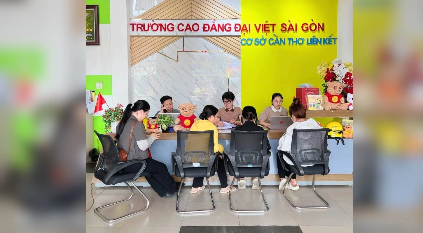 MỚI SÁNG MÀ VĂN PHÒNG TUYỂN SINH ĐÃ ĐÔNG VẬY RỒI SAO?