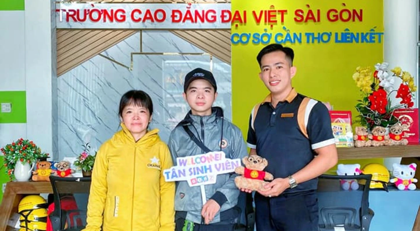 Tân Sinh Viên Đến Thì Đại Việt Tp Cần Thơ Đón