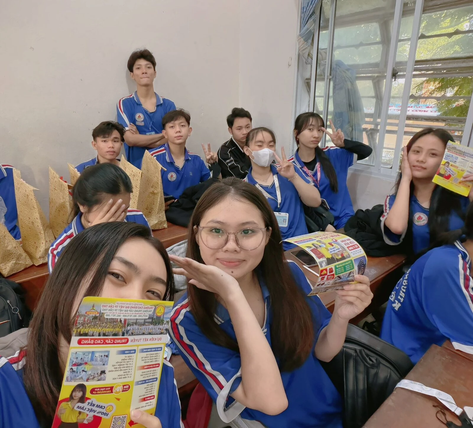 CÁC BẠN HỌC SINH KIÊN GIANG HÔM NAY NHẬN ĐƯỢC GÌ TỪ ĐẠI VIỆT CẦN THƠ NÈ!
