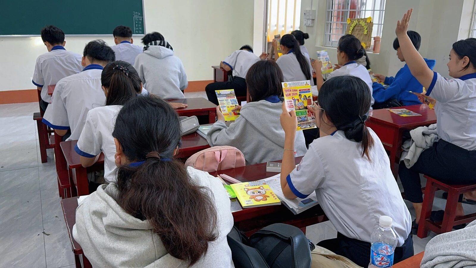 CÁC BẠN HỌC SINH KIÊN GIANG HÔM NAY NHẬN ĐƯỢC GÌ TỪ ĐẠI VIỆT CẦN THƠ NÈ!