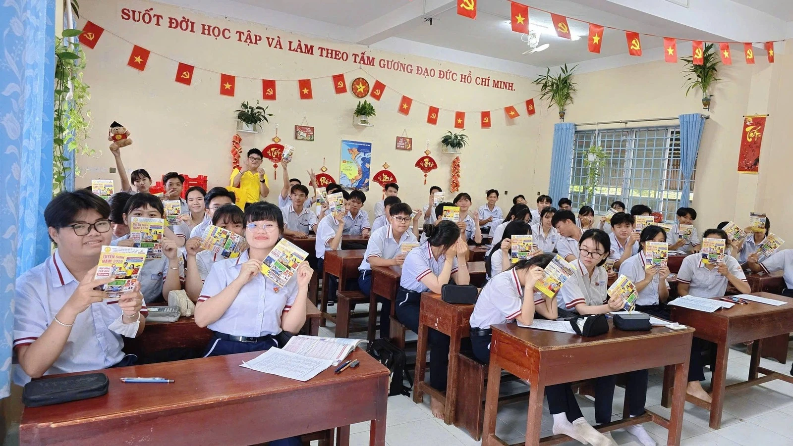 CHUYẾN XE TƯ VẤN HƯỚNG NGHIỆP CỦA ĐẠI VIỆT CẦN THƠ TIẾP TỤC HÀNH TRÌNH TẠI KIÊN GIANG