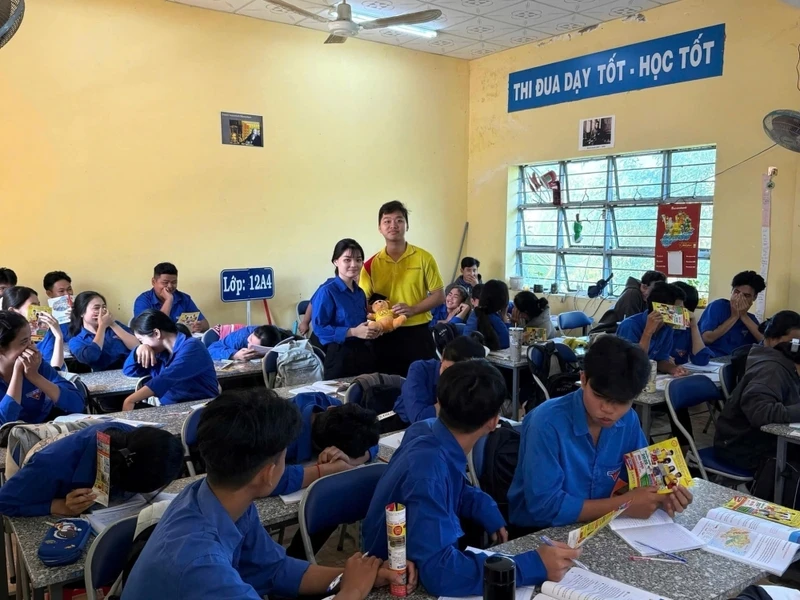 Chuyến Xe Tuyển Sinh Tư Vấn Hướng Nghiệp Đại Việt – Gắn Kết Tương Lai Những Ngày Cận Tết