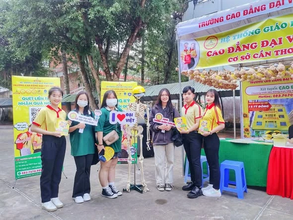 Ngày hội tư vấn tuyển sinh Đồng Tháp – Trường Đại Việt Cần Thơ đồng hành cùng học sinh 2K5