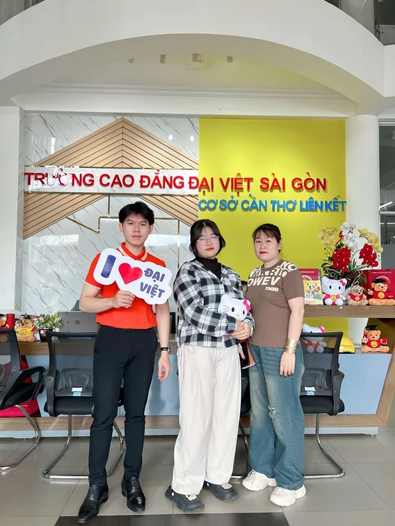 Đại Việt Cần Thơ Tiếp Tục Chào Đón Các Bạn Tân Sinh Viên 2K7