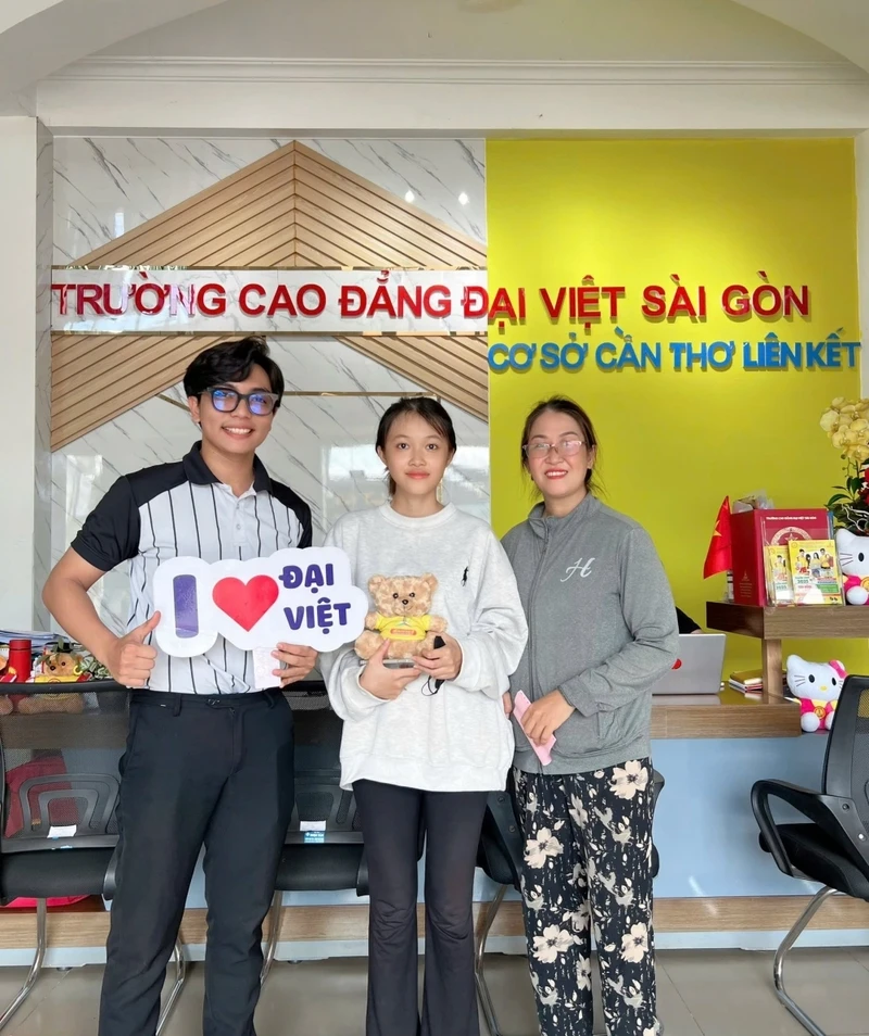 Đại Việt Cần Thơ Tiếp Tục Chào Đón Các Bạn Tân Sinh Viên 2K7