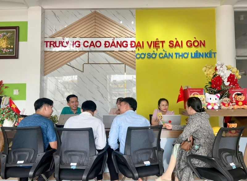 Đại Việt Cần Thơ Tiếp Tục Chào Đón Các Bạn Tân Sinh Viên 2K7