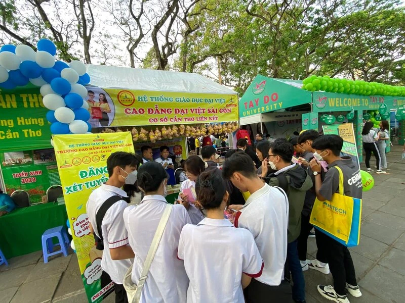 Đại Việt Sài Gòn – Cơ Sở Cần Thơ Đồng Hành Cùng Học Sinh 2K5 Tại Ngày Hội Hướng Nghiệp 2023