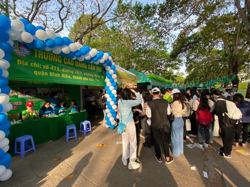 Đại Việt Sài Gòn – Cơ Sở Cần Thơ Đồng Hành Cùng Học Sinh 2K5 Tại Ngày Hội Hướng Nghiệp 2023