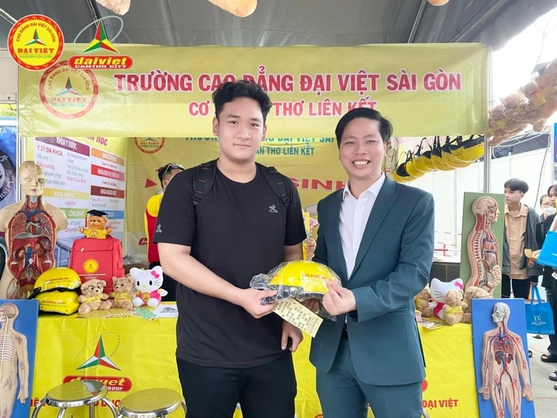 Đại Việt Tp Cần Thơ Đồng Hành Cùng 2K6 Tại Ngày Hội Tuyển Sinh 2024