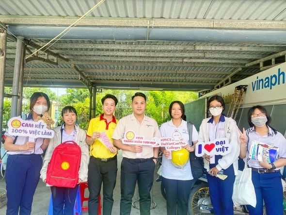 Đại Việt Cần Thơ tham gia chương trình Đưa Trường Học Đến Thí Sinh tại Sóc Trăng