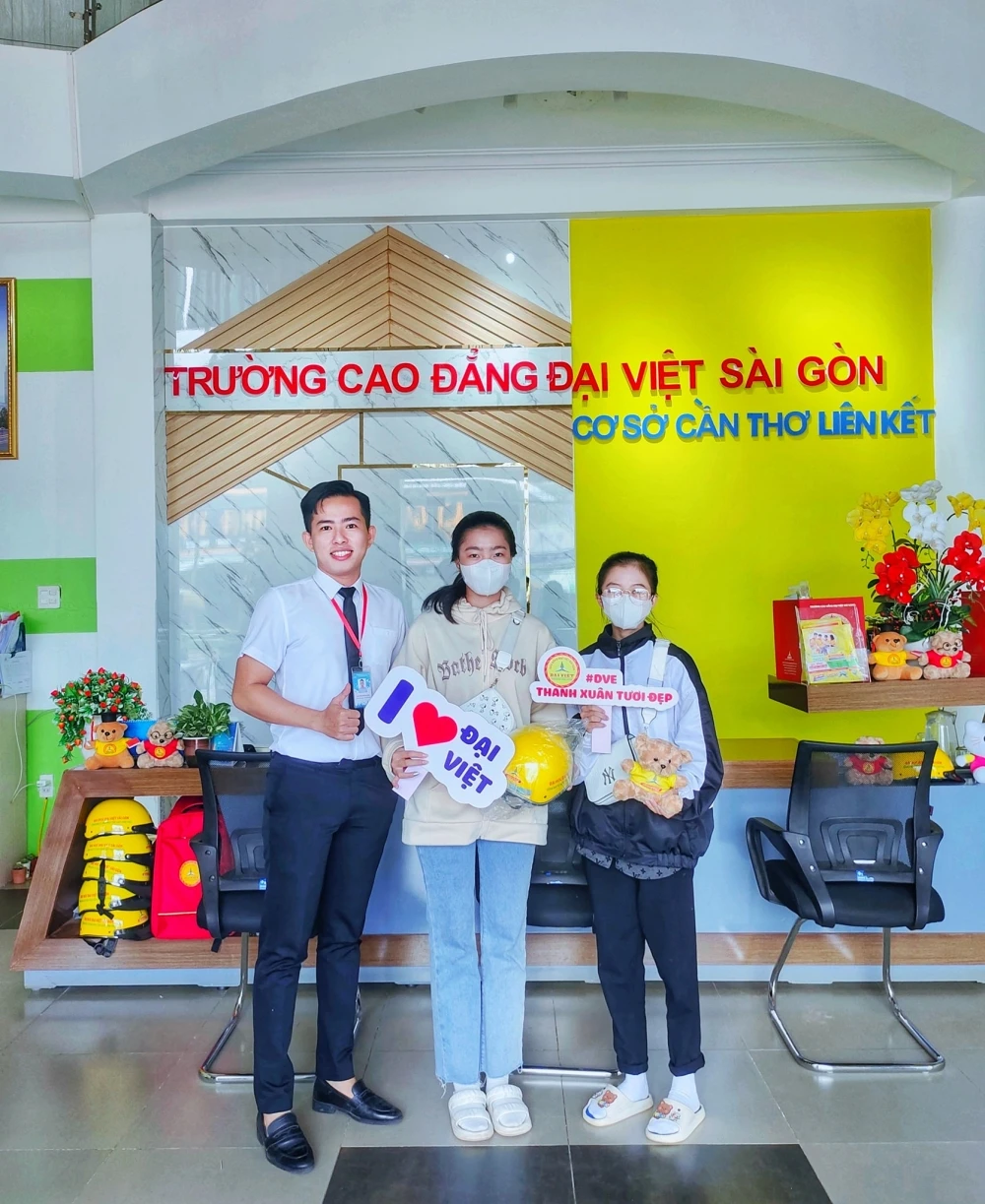 Đại Việt Tp Cần Thơ Trao Học Bổng Cho Tân Sinh Viên Từ Vĩnh Long, Sóc Trăng