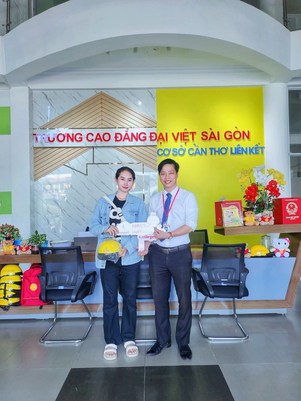 Đại Việt Tp Cần Thơ Trao Học Bổng Cho Tân Sinh Viên Từ Vĩnh Long, Sóc Trăng