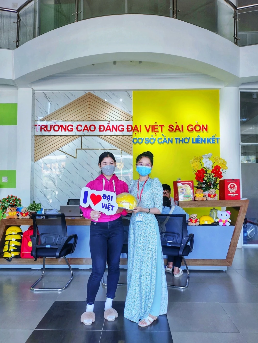 Đại Việt Tp Cần Thơ Trao Học Bổng Cho Tân Sinh Viên Từ Vĩnh Long, Sóc Trăng