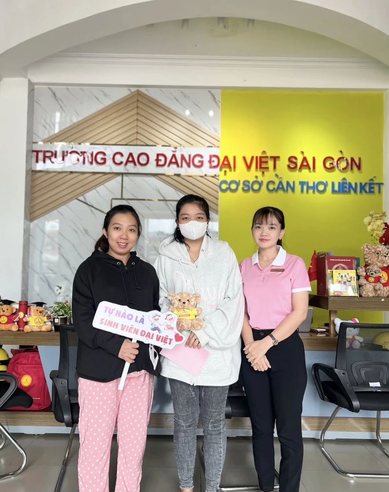 Hàng Trăm Sinh Viên Phấn Khởi Đến Đại Việt Cần Thơ Xét Học Bạ Và Làm Thủ Tục Nhập Học