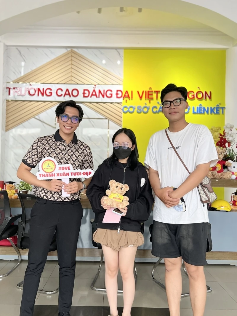 Hàng Trăm Sinh Viên Phấn Khởi Đến Đại Việt Cần Thơ Xét Học Bạ Và Làm Thủ Tục Nhập Học