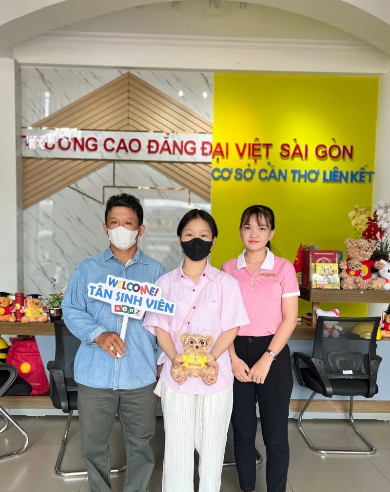 Hàng Trăm Sinh Viên Phấn Khởi Đến Đại Việt Cần Thơ Xét Học Bạ Và Làm Thủ Tục Nhập Học