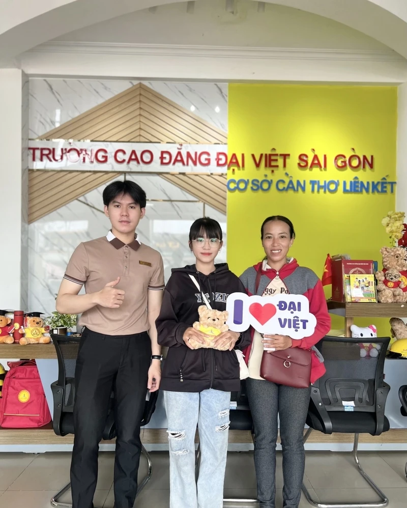 Hàng Trăm Sinh Viên Phấn Khởi Đến Đại Việt Cần Thơ Xét Học Bạ Và Làm Thủ Tục Nhập Học
