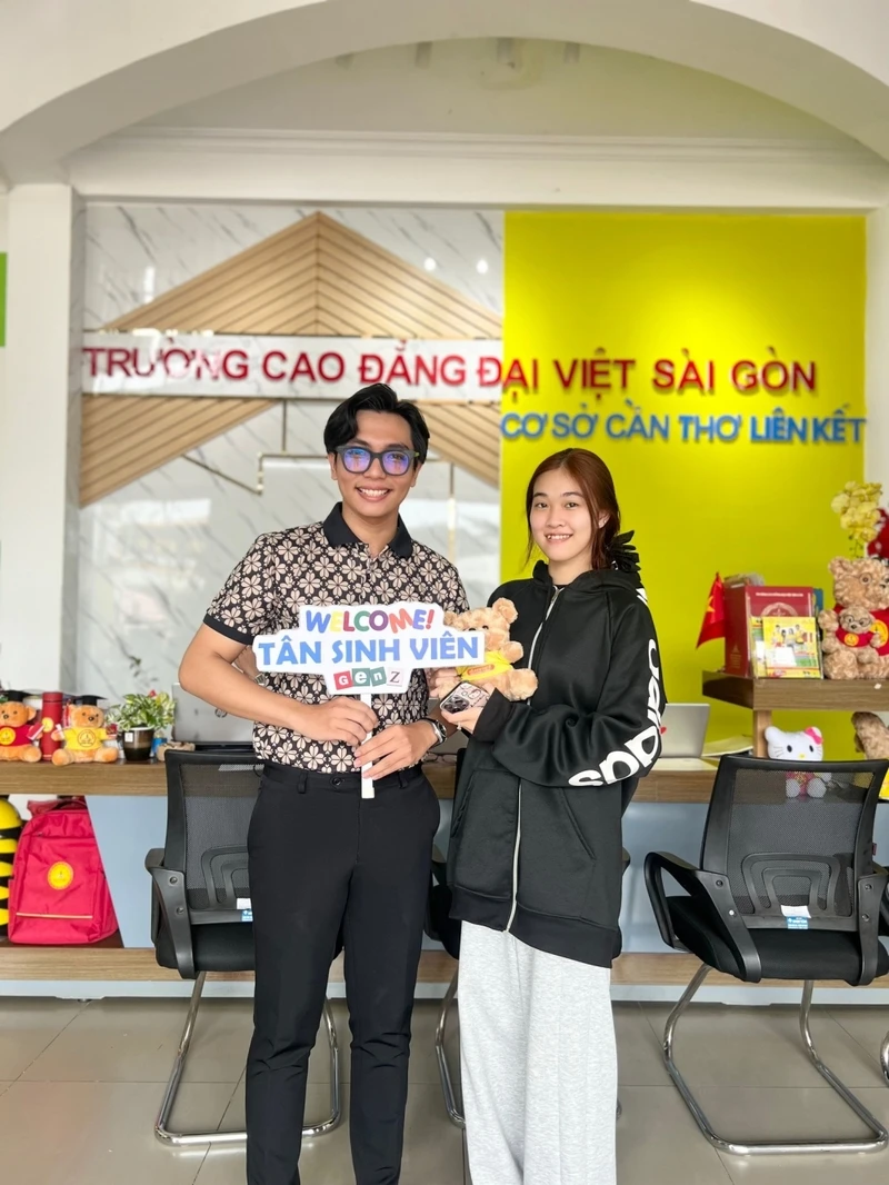 Hàng Trăm Sinh Viên Phấn Khởi Đến Đại Việt Cần Thơ Xét Học Bạ Và Làm Thủ Tục Nhập Học