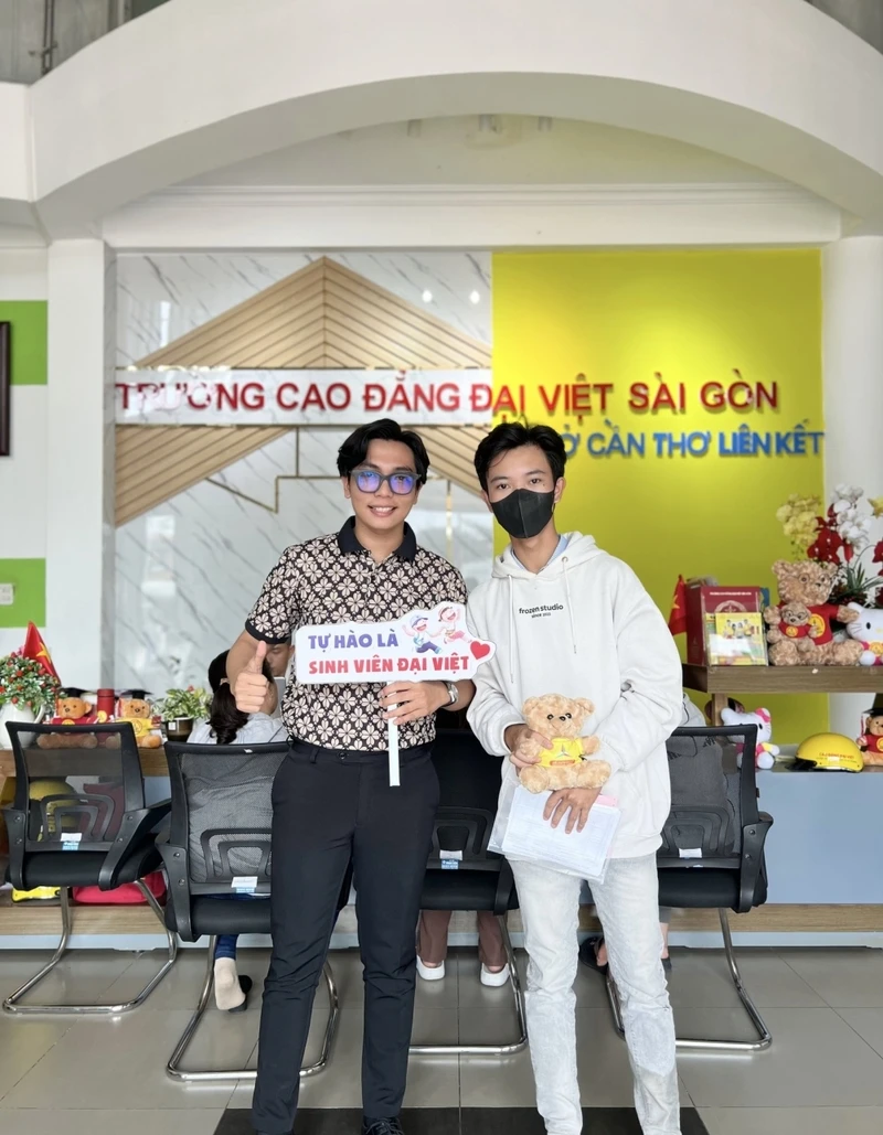 Hàng Trăm Sinh Viên Phấn Khởi Đến Đại Việt Cần Thơ Xét Học Bạ Và Làm Thủ Tục Nhập Học