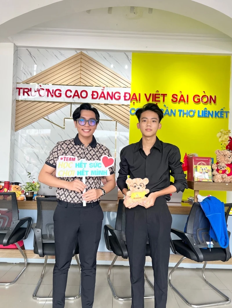 Hàng Trăm Sinh Viên Phấn Khởi Đến Đại Việt Cần Thơ Xét Học Bạ Và Làm Thủ Tục Nhập Học