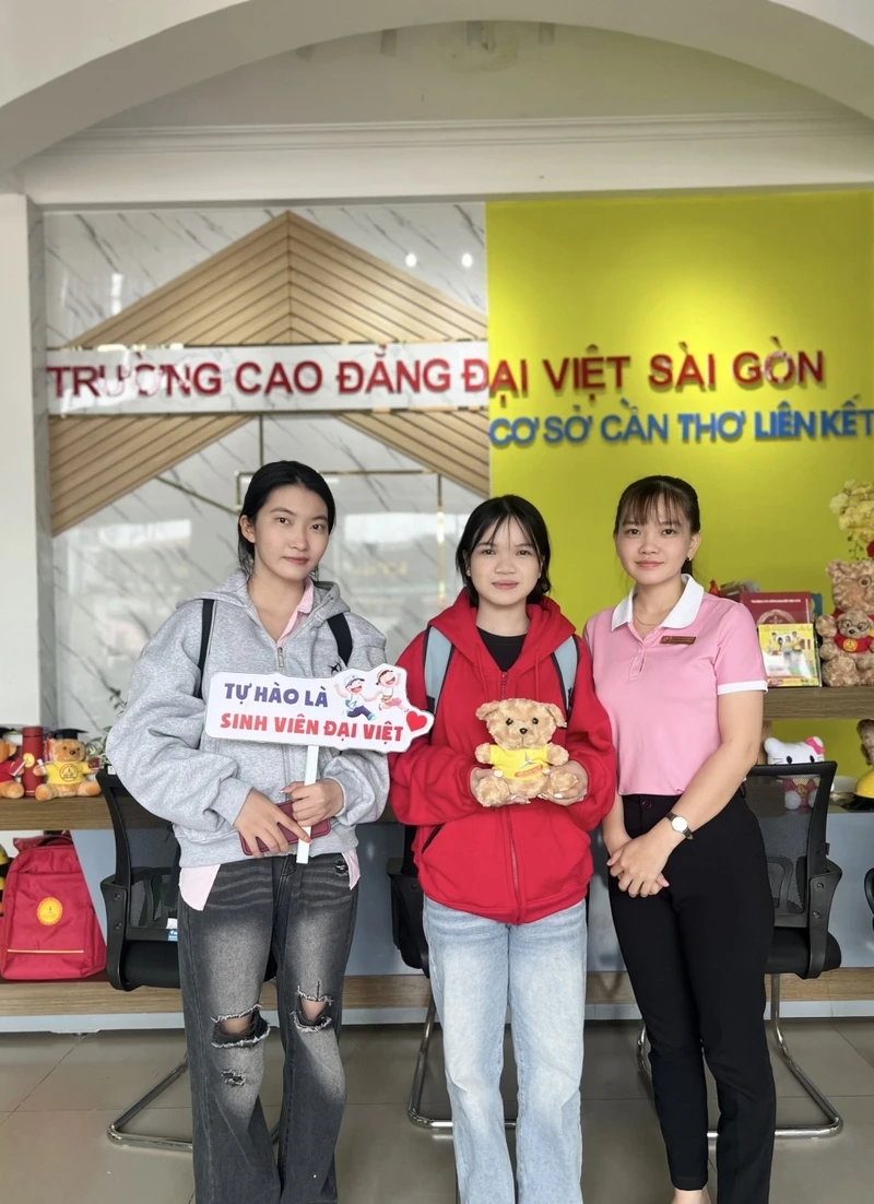 Hàng Trăm Sinh Viên Phấn Khởi Đến Đại Việt Cần Thơ Xét Học Bạ Và Làm Thủ Tục Nhập Học