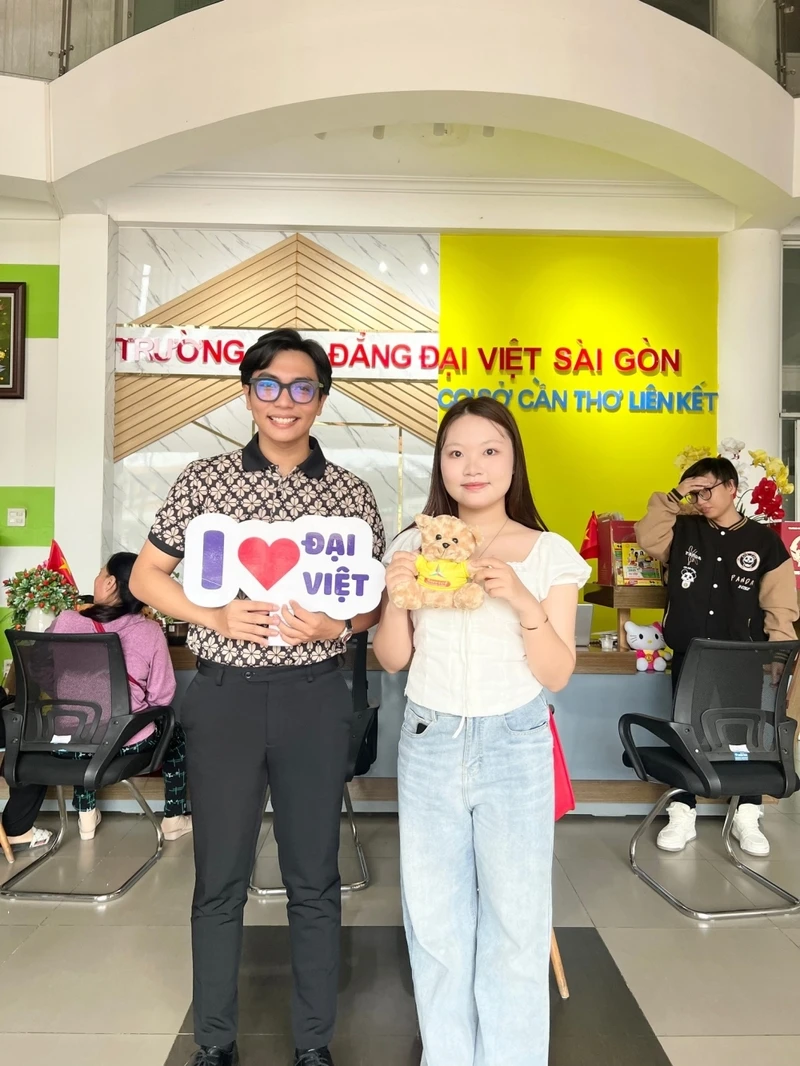 Hàng Trăm Sinh Viên Phấn Khởi Đến Đại Việt Cần Thơ Xét Học Bạ Và Làm Thủ Tục Nhập Học