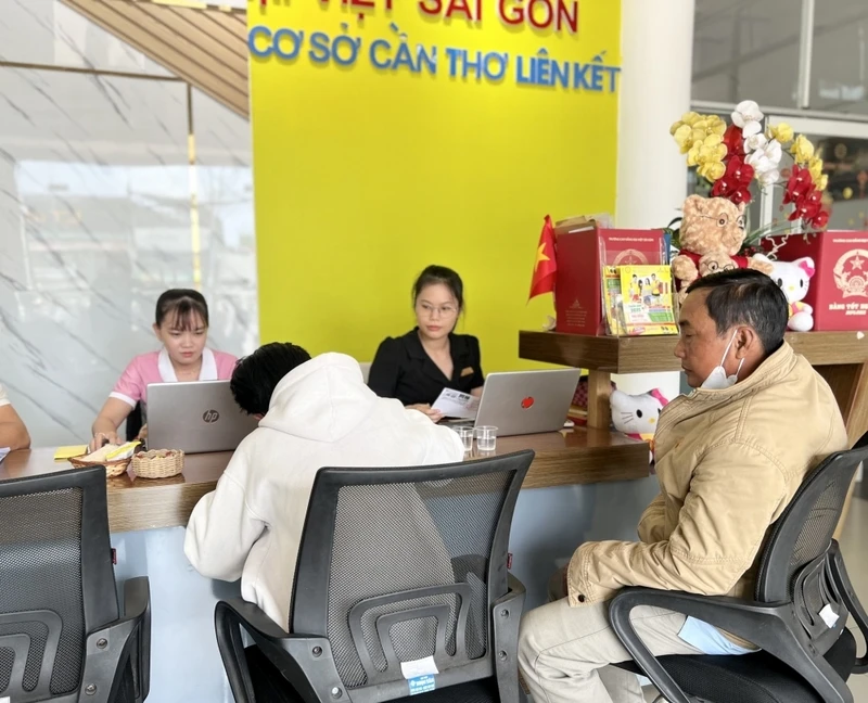 Hàng Trăm Sinh Viên Phấn Khởi Đến Đại Việt Cần Thơ Xét Học Bạ Và Làm Thủ Tục Nhập Học