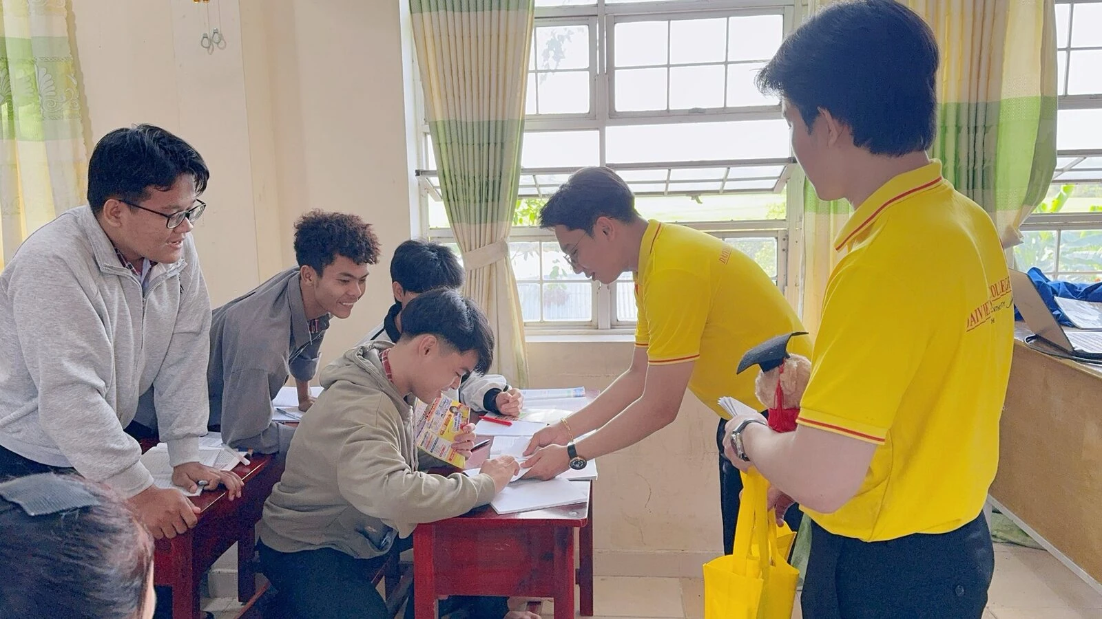 LỚP HỌC HÔM NAY BỖNG "NÁO NHIỆT" HƠN THƯỜNG NGÀY...VÌ AI AI CŨNG ĐANG SĂN QUÀ TỪ ĐẠI VIỆT CẦN THƠ!