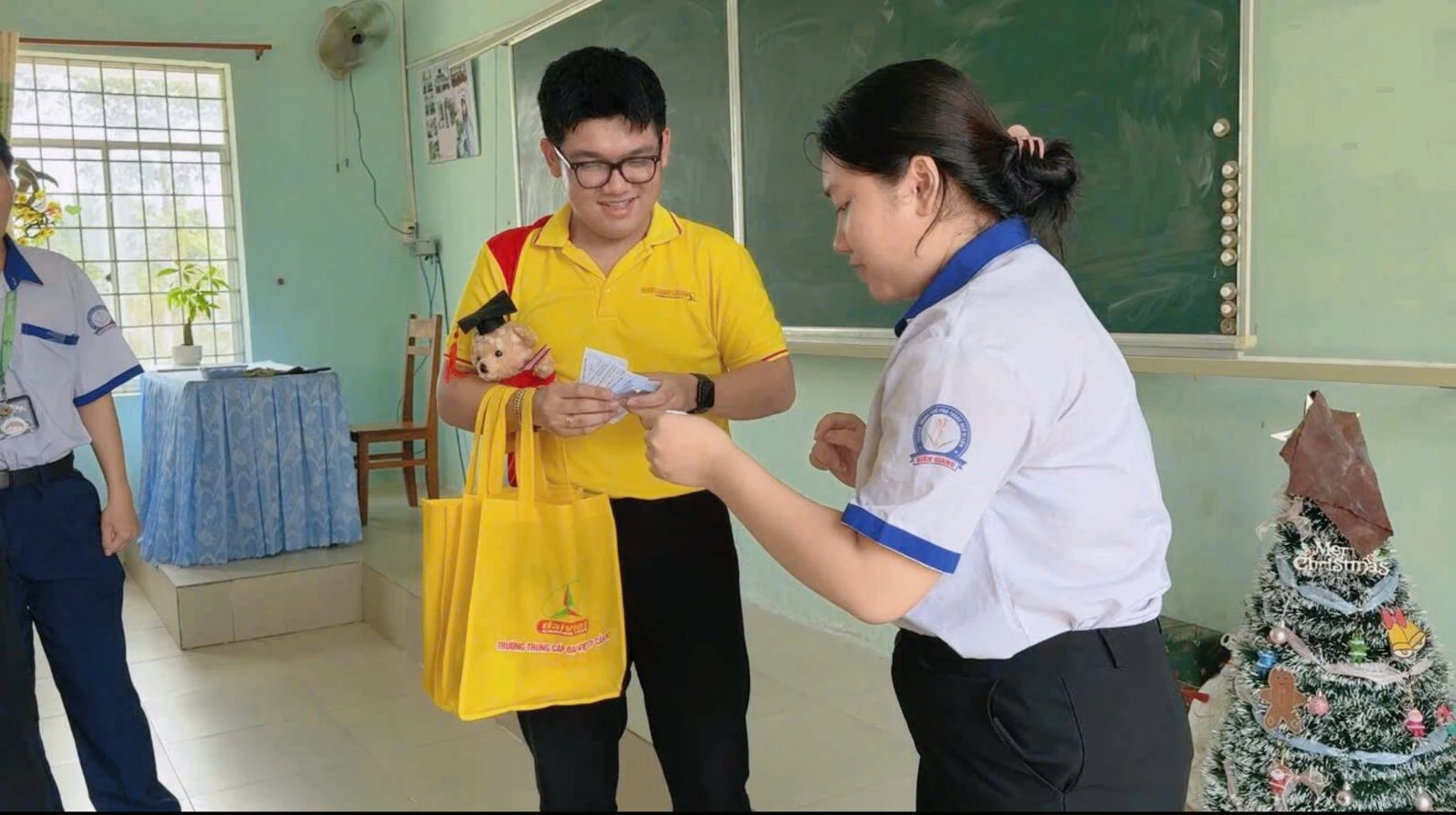 LỚP HỌC HÔM NAY BỖNG "NÁO NHIỆT" HƠN THƯỜNG NGÀY...VÌ AI AI CŨNG ĐANG SĂN QUÀ TỪ ĐẠI VIỆT CẦN THƠ!