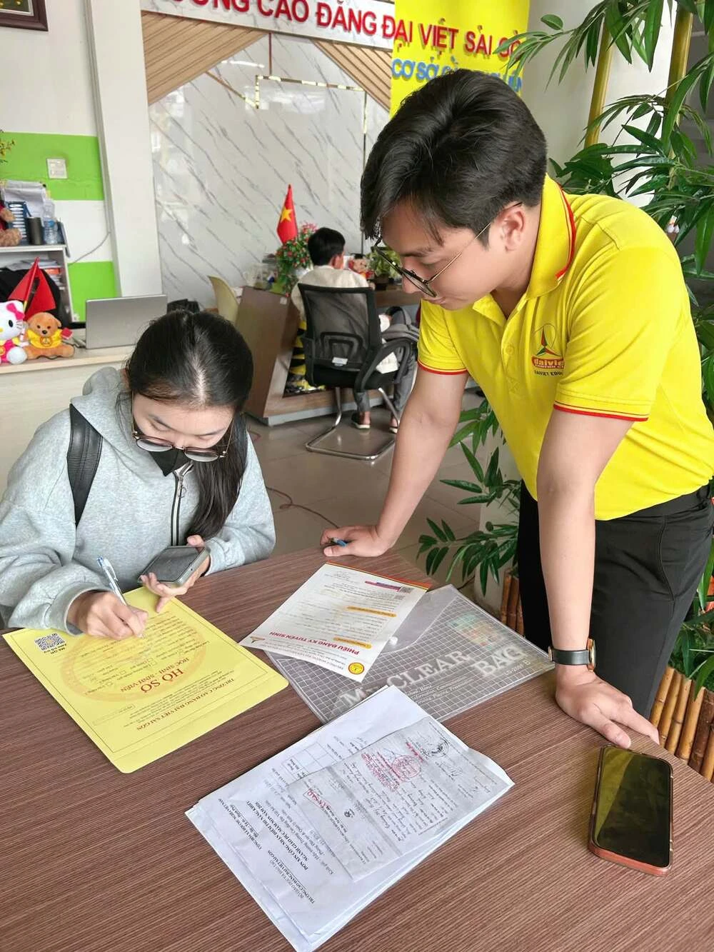MỚI SÁNG MÀ VĂN PHÒNG TUYỂN SINH ĐÃ ĐÔNG VẬY RỒI SAO?