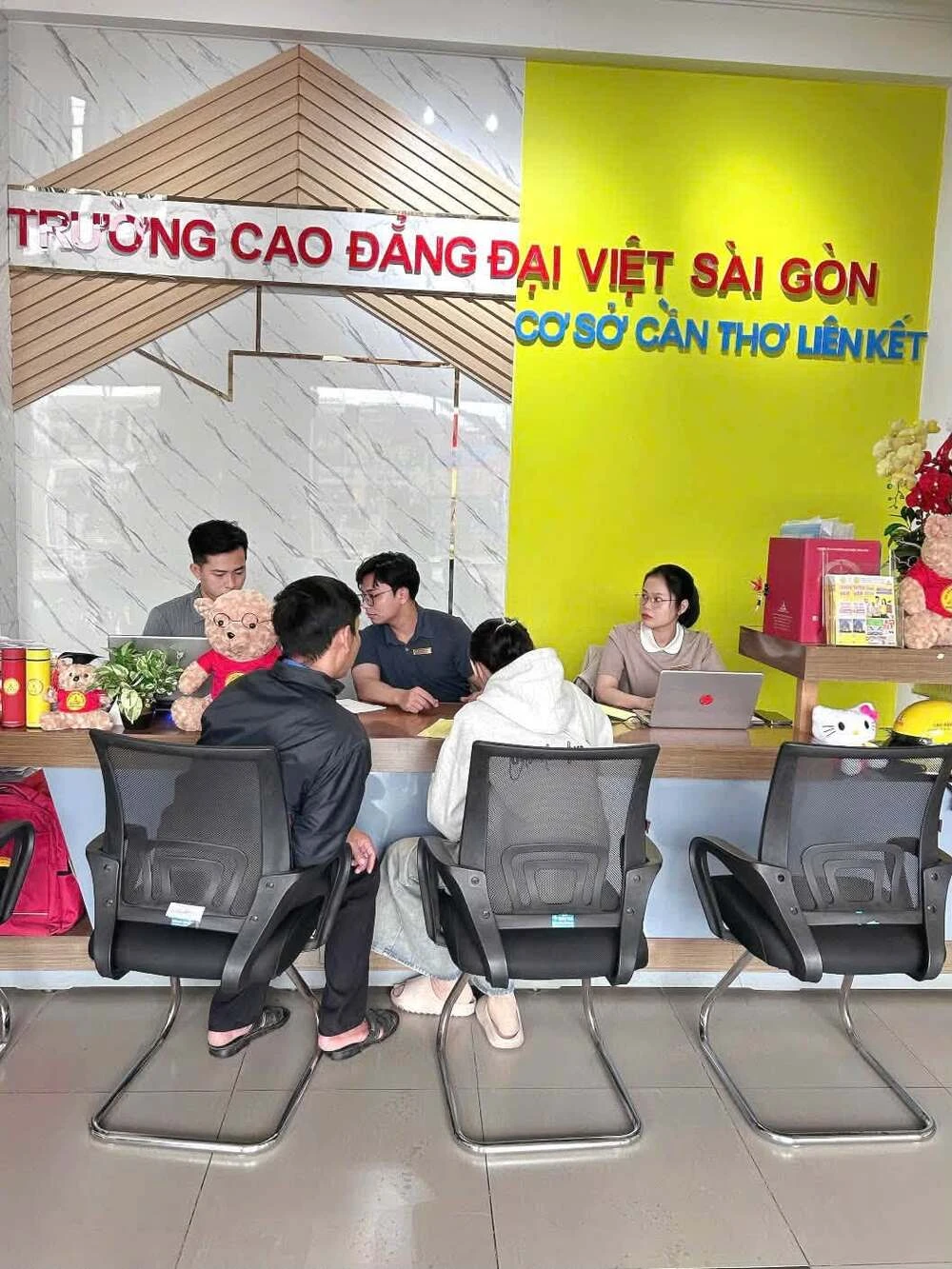 MỚI SÁNG MÀ VĂN PHÒNG TUYỂN SINH ĐÃ ĐÔNG VẬY RỒI SAO?