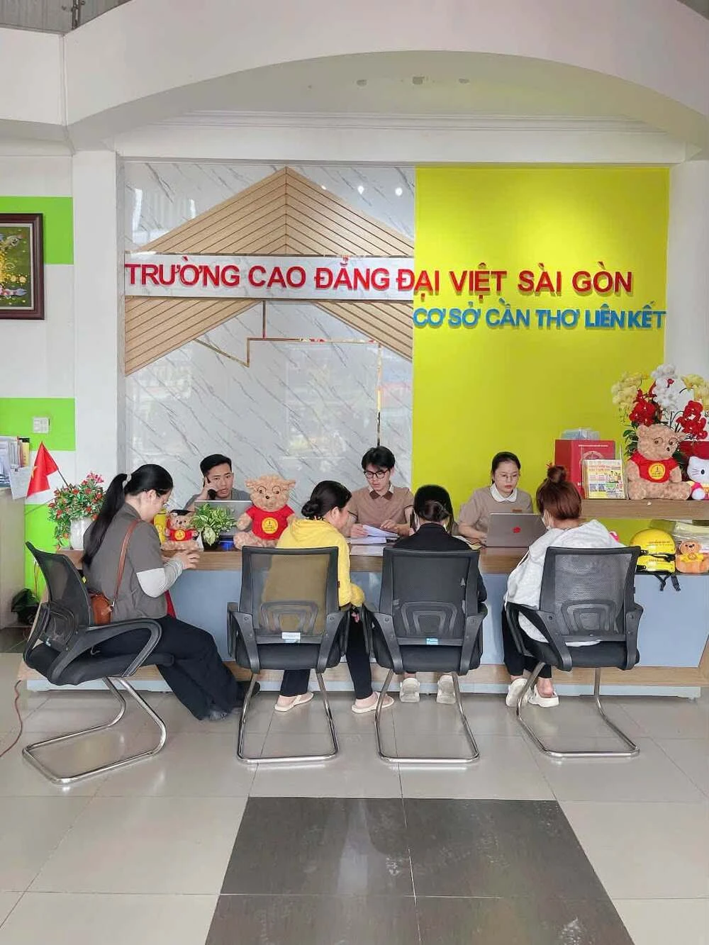 MỚI SÁNG MÀ VĂN PHÒNG TUYỂN SINH ĐÃ ĐÔNG VẬY RỒI SAO?