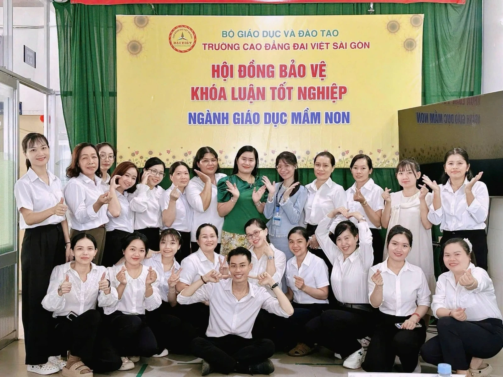 RỰC RỠ NGÀY BẢO VỆ KHÓA LUẬN TỐT NGHIỆP NGÀNH GIÁO DỤC MẦM NON